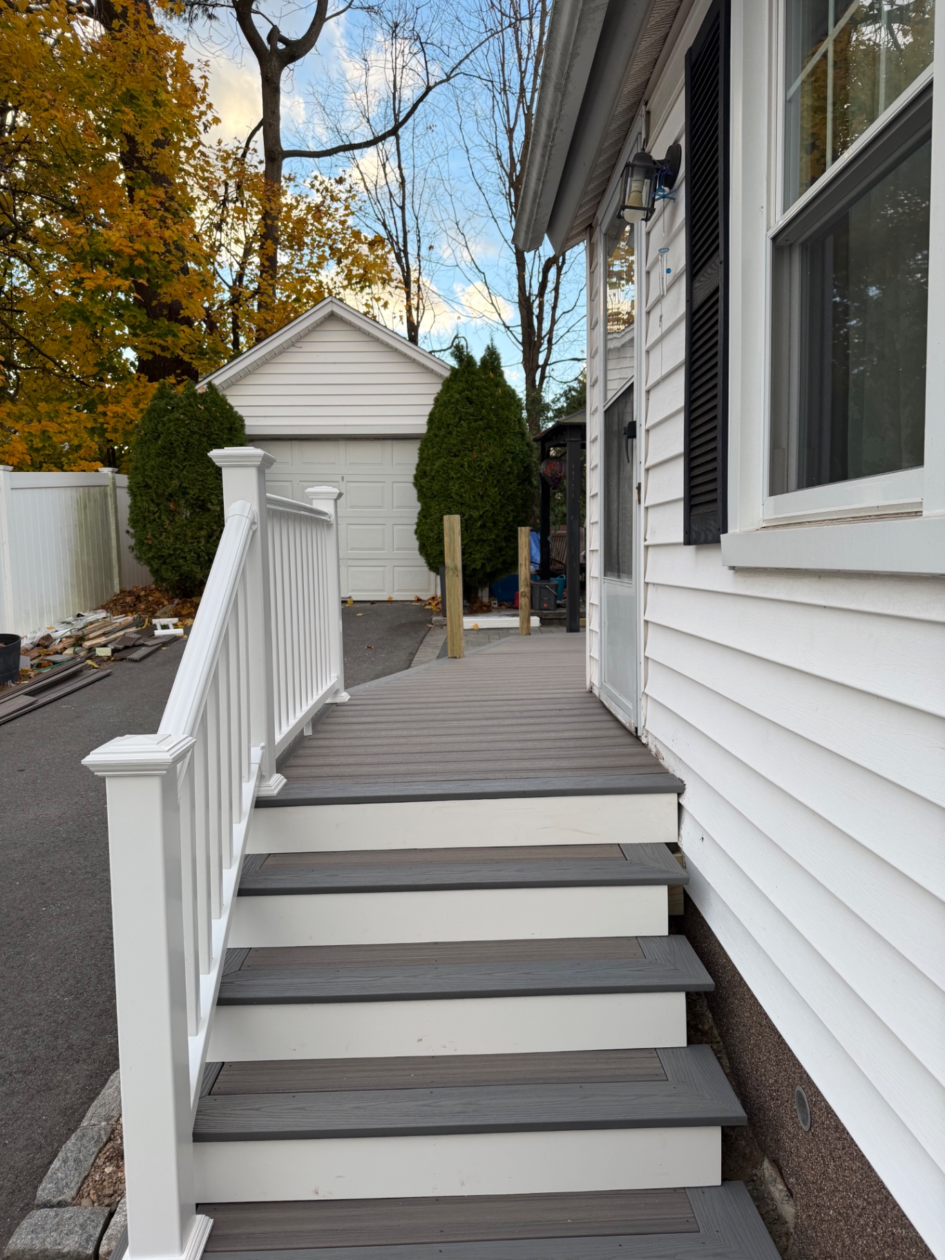 Trex Steps & Landing with Vinyl Railing